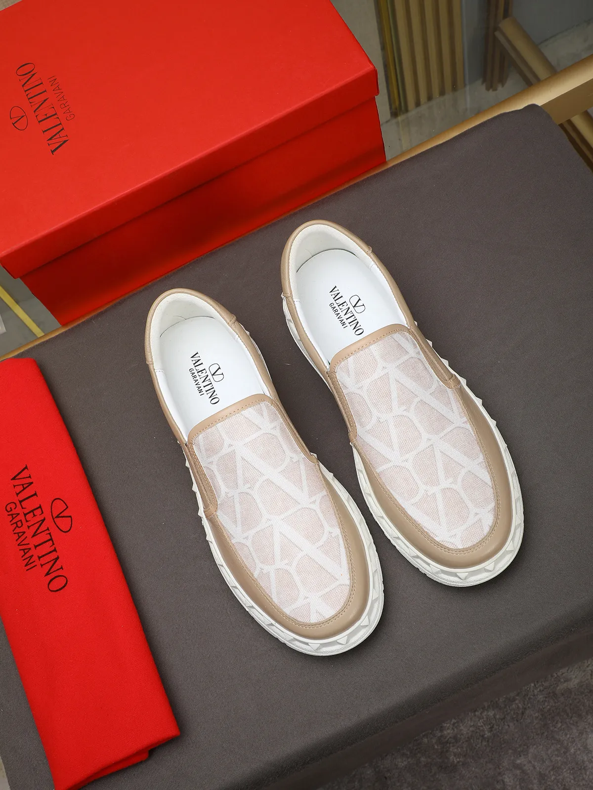 Men's shoes 💰440 Valentino "VALENTINO" hot sale ❤️ Counters ship at the same time 1:1 👏 Imported cowhide + waterproof fabric + leather lining 🐂 Casual fashion shoes Exquisite workmanship Original original outsole 38-44 (45 customized, non-refundable)